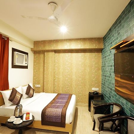 Green Plaza At Airport Hotel New Delhi Exterior photo