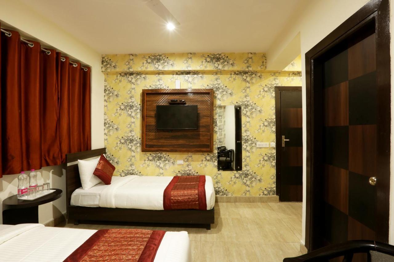 Green Plaza At Airport Hotel New Delhi Exterior photo